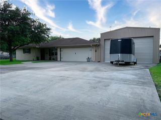 105 Brentwood Place, Port Lavaca, TX 77979