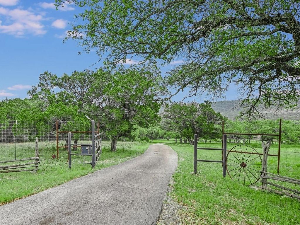 1500 Spoke Hollow RD, Wimberley, TX 78676
