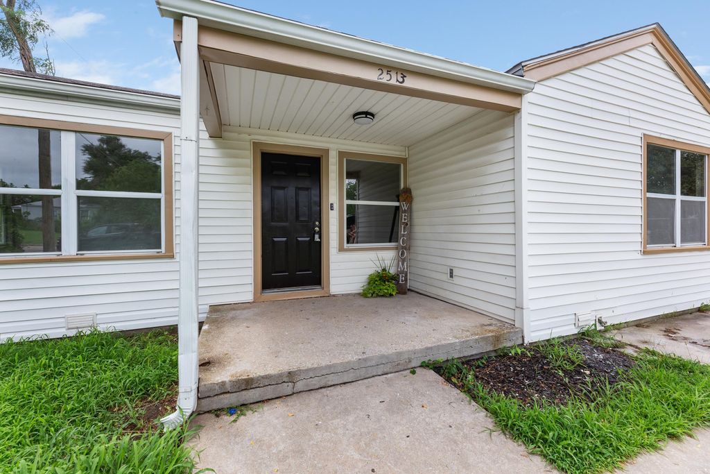 2513 E 22nd St N, Wichita, KS 67219