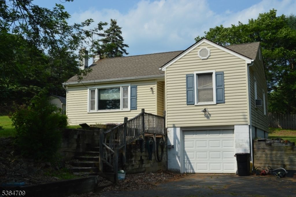 4 Lingert Ave, Clinton Town, NJ 08809