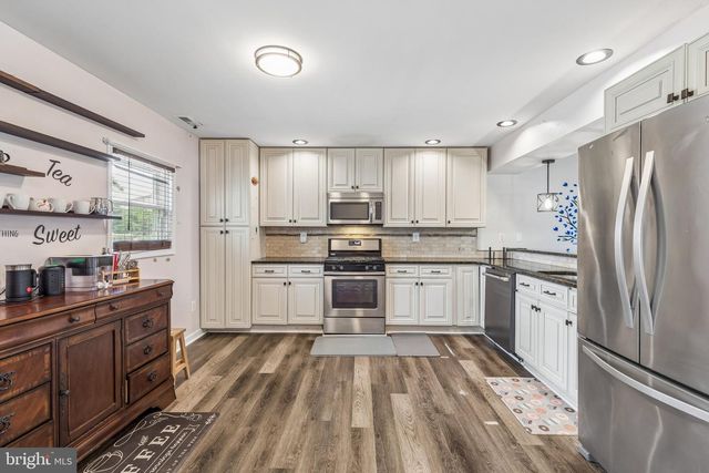 35 INDIAN QUEEN LN, Maple Shade, NJ 08052