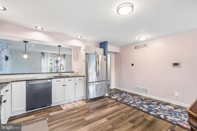 35 INDIAN QUEEN LN, Maple Shade, NJ 08052