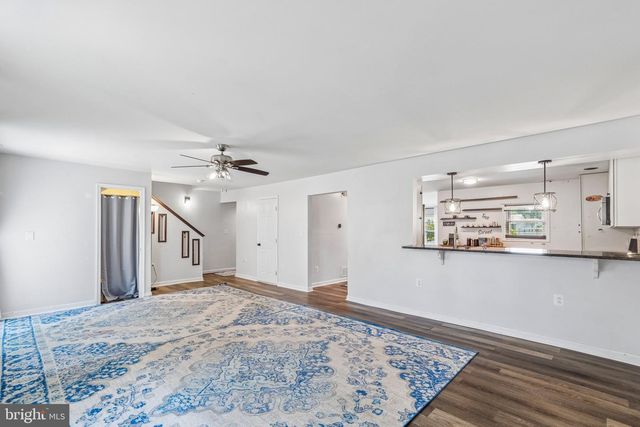 35 INDIAN QUEEN LN, Maple Shade, NJ 08052