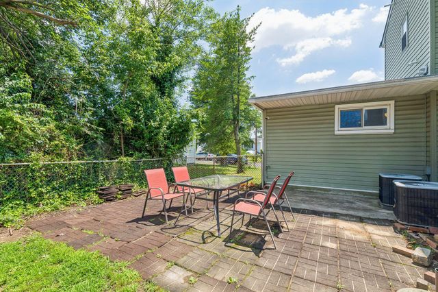 35 INDIAN QUEEN LN, Maple Shade, NJ 08052