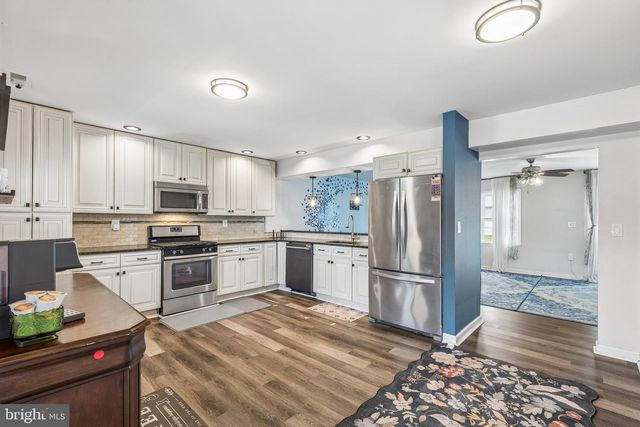 35 INDIAN QUEEN LN, Maple Shade, NJ 08052