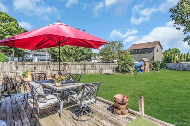 735 Muncey Road, West Islip, NY 11795