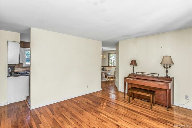735 Muncey Road, West Islip, NY 11795
