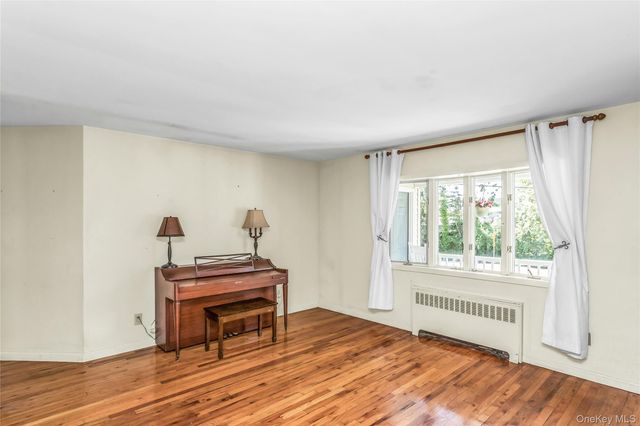 735 Muncey Road, West Islip, NY 11795