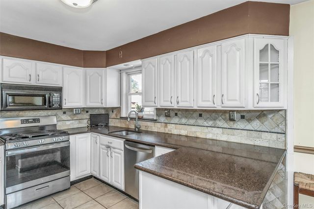 735 Muncey Road, West Islip, NY 11795