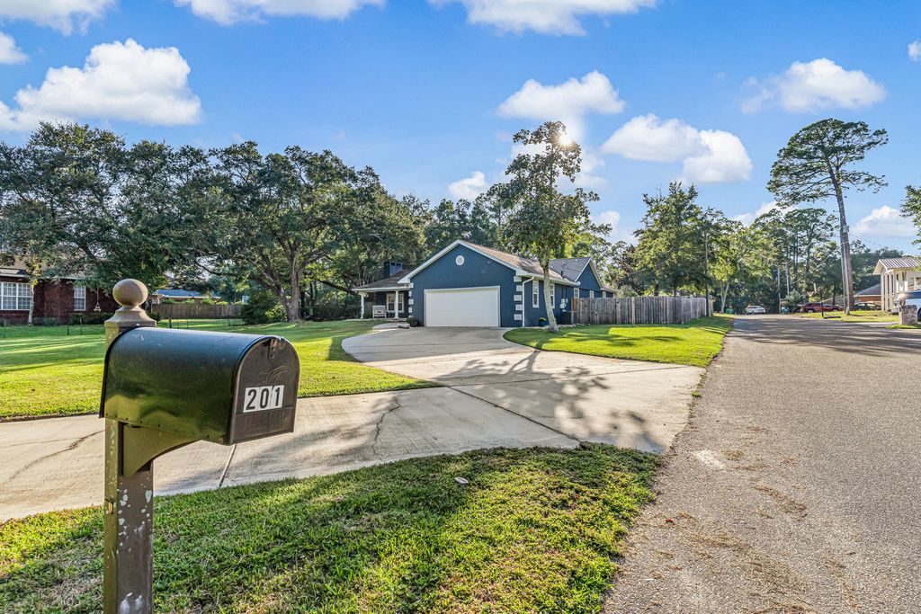 201 Bahia Vista Drive, Niceville, FL 32578