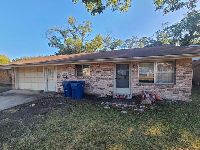 709 N Lake Dr, Kerrville, TX 78028
