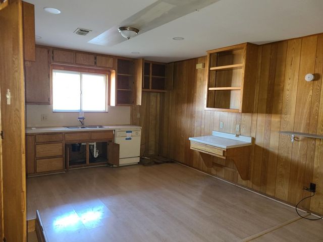 709 N Lake Dr, Kerrville, TX 78028
