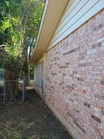 709 N Lake Dr, Kerrville, TX 78028
