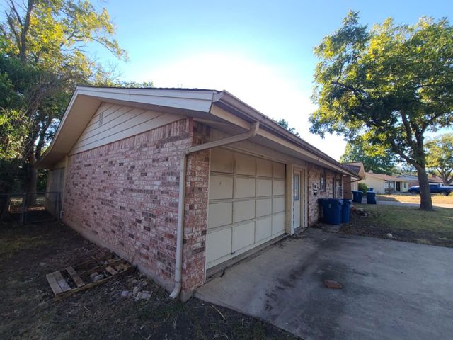 709 N Lake Dr, Kerrville, TX 78028