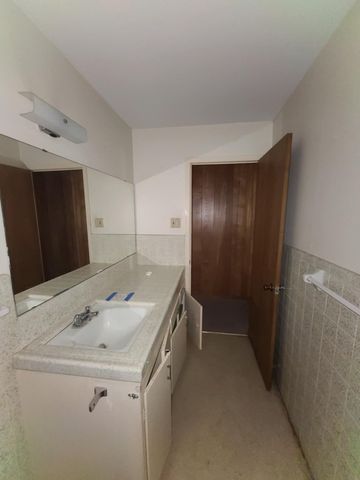709 N Lake Dr, Kerrville, TX 78028