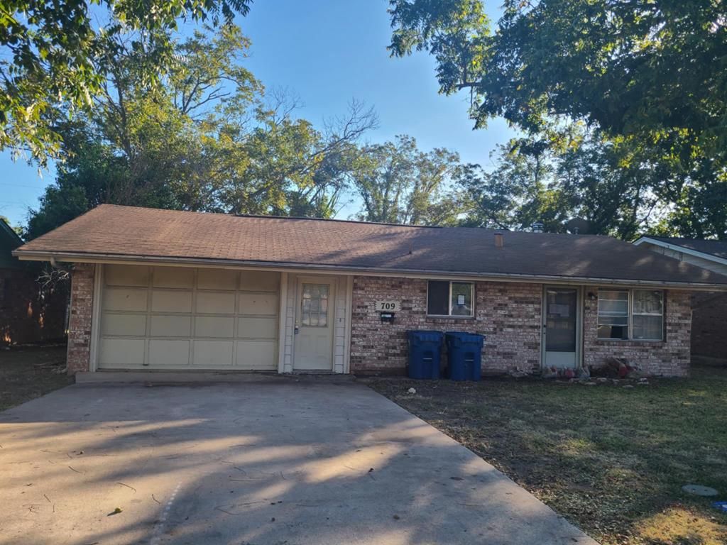 709 N Lake Dr, Kerrville, TX 78028