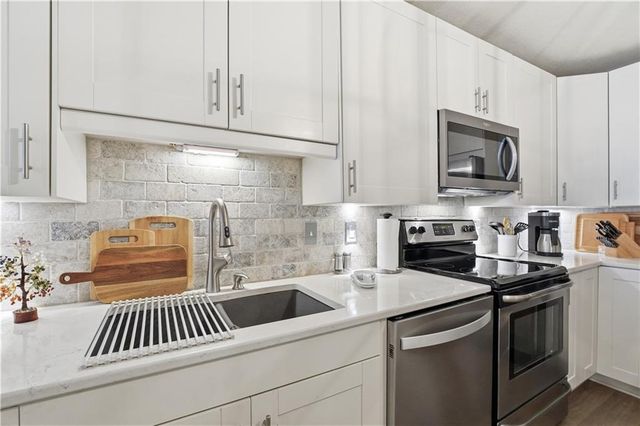 11320 S Pflumm Road, Olathe, KS 66215