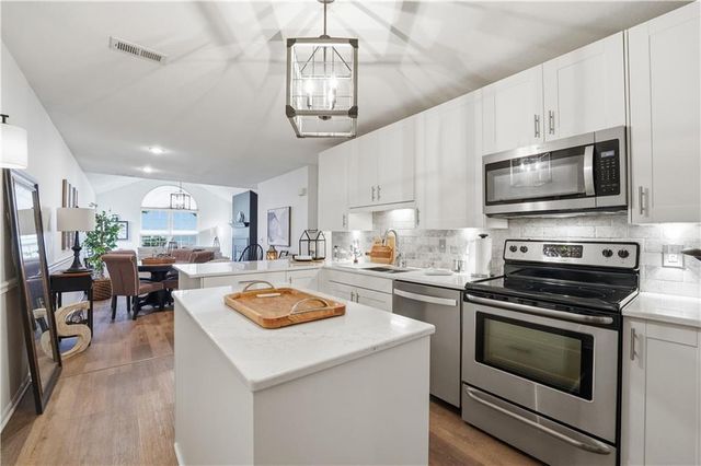 11320 S Pflumm Road, Olathe, KS 66215