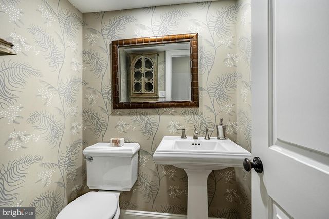 1256 ROUND HILL RD, Bryn Mawr, PA 19010