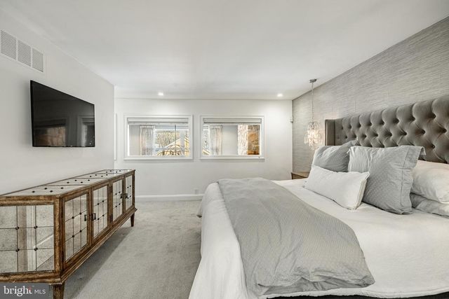 1256 ROUND HILL RD, Bryn Mawr, PA 19010