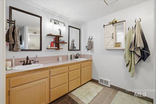 2717 E Victory, Nampa, ID 83687