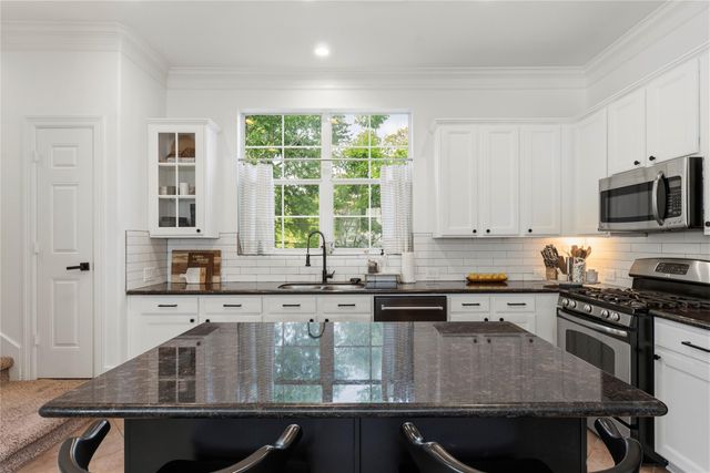 870 Fisher Street, Houston, TX 77018