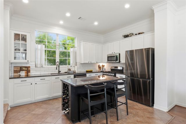 870 Fisher Street, Houston, TX 77018