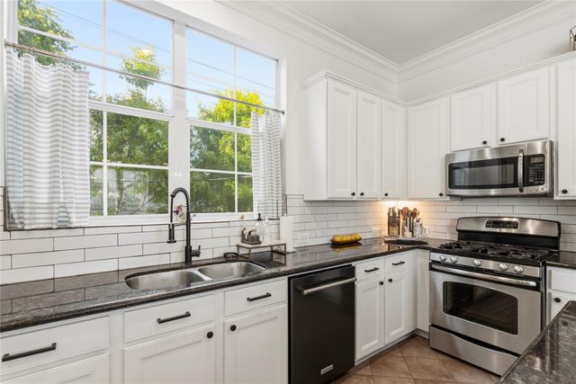 870 Fisher Street, Houston, TX 77018