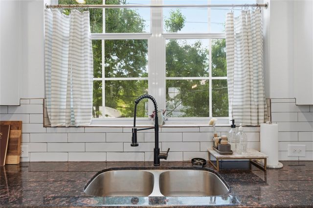 870 Fisher Street, Houston, TX 77018