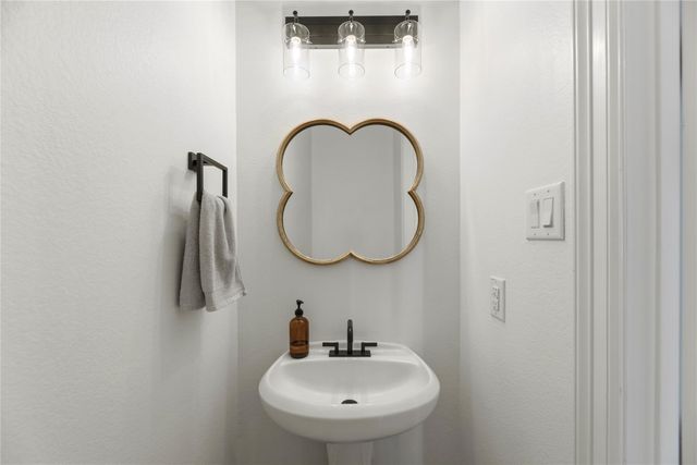 870 Fisher Street, Houston, TX 77018