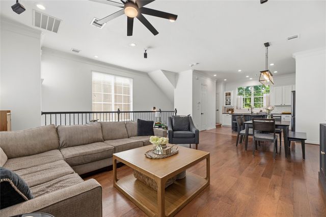 870 Fisher Street, Houston, TX 77018