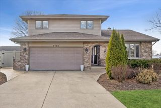 8708 Coventry Drive, Woodridge, IL 60517