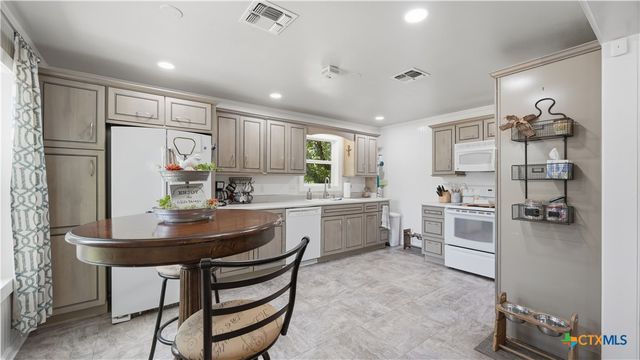 733 E Krezdorn Street, Seguin, TX 78155