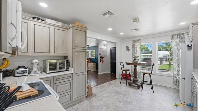 733 E Krezdorn Street, Seguin, TX 78155