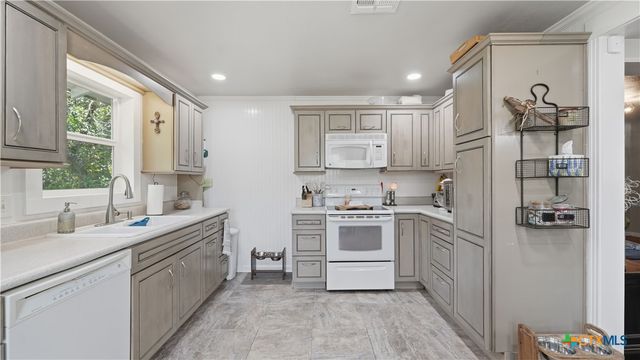733 E Krezdorn Street, Seguin, TX 78155