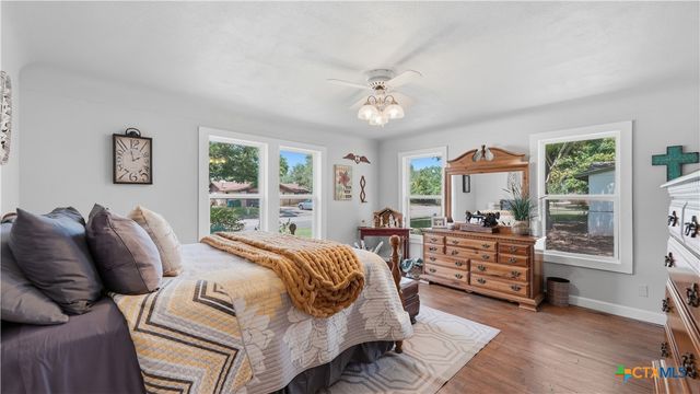 733 E Krezdorn Street, Seguin, TX 78155