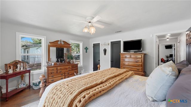 733 E Krezdorn Street, Seguin, TX 78155