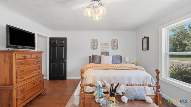 733 E Krezdorn Street, Seguin, TX 78155