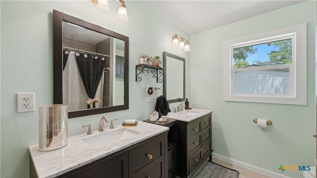 733 E Krezdorn Street, Seguin, TX 78155