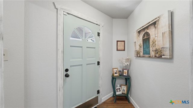 733 E Krezdorn Street, Seguin, TX 78155