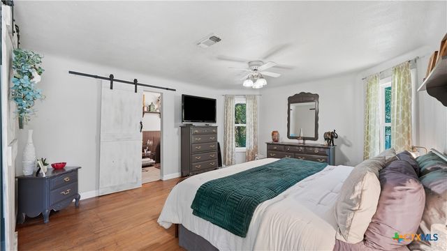 733 E Krezdorn Street, Seguin, TX 78155