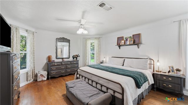733 E Krezdorn Street, Seguin, TX 78155