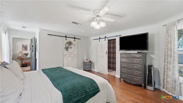 733 E Krezdorn Street, Seguin, TX 78155