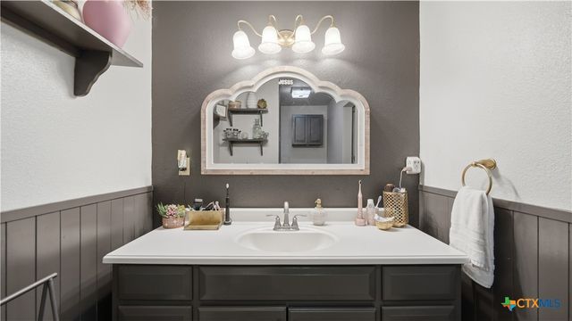 733 E Krezdorn Street, Seguin, TX 78155