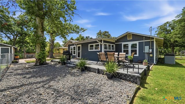 733 E Krezdorn Street, Seguin, TX 78155