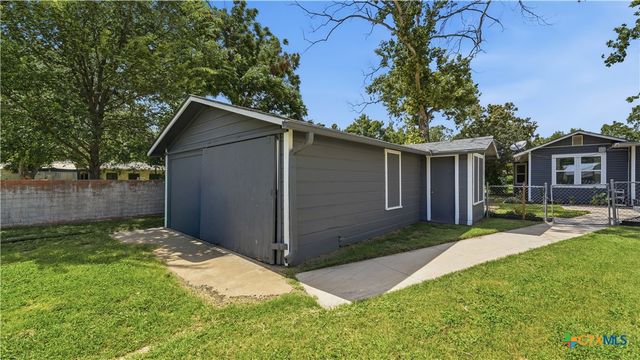 733 E Krezdorn Street, Seguin, TX 78155