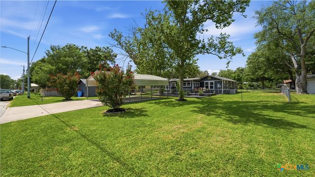 733 E Krezdorn Street, Seguin, TX 78155