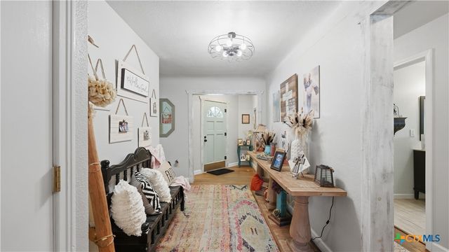 733 E Krezdorn Street, Seguin, TX 78155