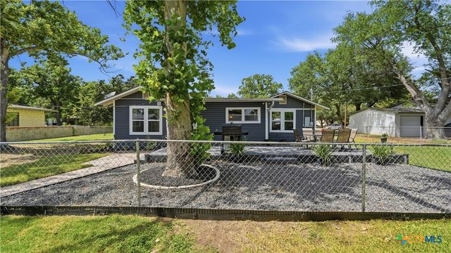 733 E Krezdorn Street, Seguin, TX 78155