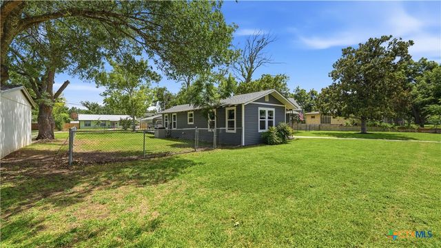 733 E Krezdorn Street, Seguin, TX 78155